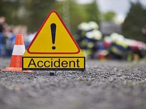 दुर्घटनाग्रस्त हुई टेंपो ट्रैवलर, एक की मौत