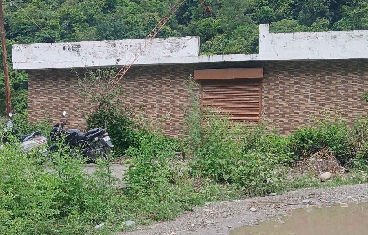 पर्यटन विभाग का सार्वजनिक शौचालय बना शोपीस, वर्षों से बंद पड़ी सुविधा