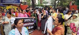 भारी बारिश में भी न्याय की मांग जारी, सीबीआई कार्यालय पर प्रतीकात्मक तालाबंदी