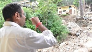 अतिवृष्टि प्रभावित नारायणबगड़ पहुंचे डीएम, राहत कार्यों का लिया जायजा