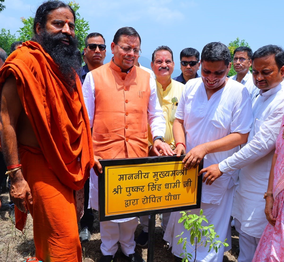 हरेला पर सीएम धामी ने किया पौधरोपण, औषधीय पौधों के संरक्षण का दिया संदेश