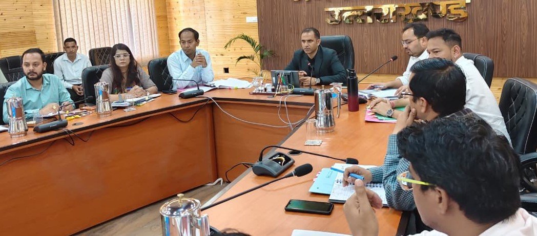 विकास कार्यों और जन शिकायतों की समीक्षा, समयबद्ध निस्तारण पर डीएम का जोर