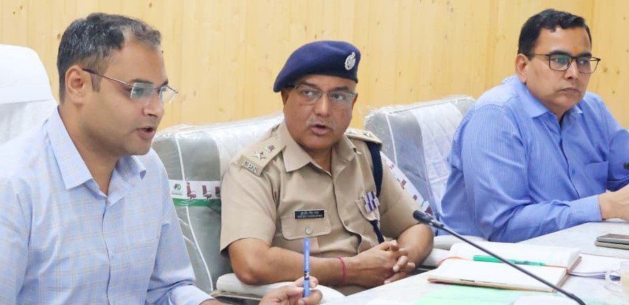 प्रमाण पत्र के अभाव में लंबित न रहें बच्चों के आवेदन, डीएम ने दिए निर्देश
