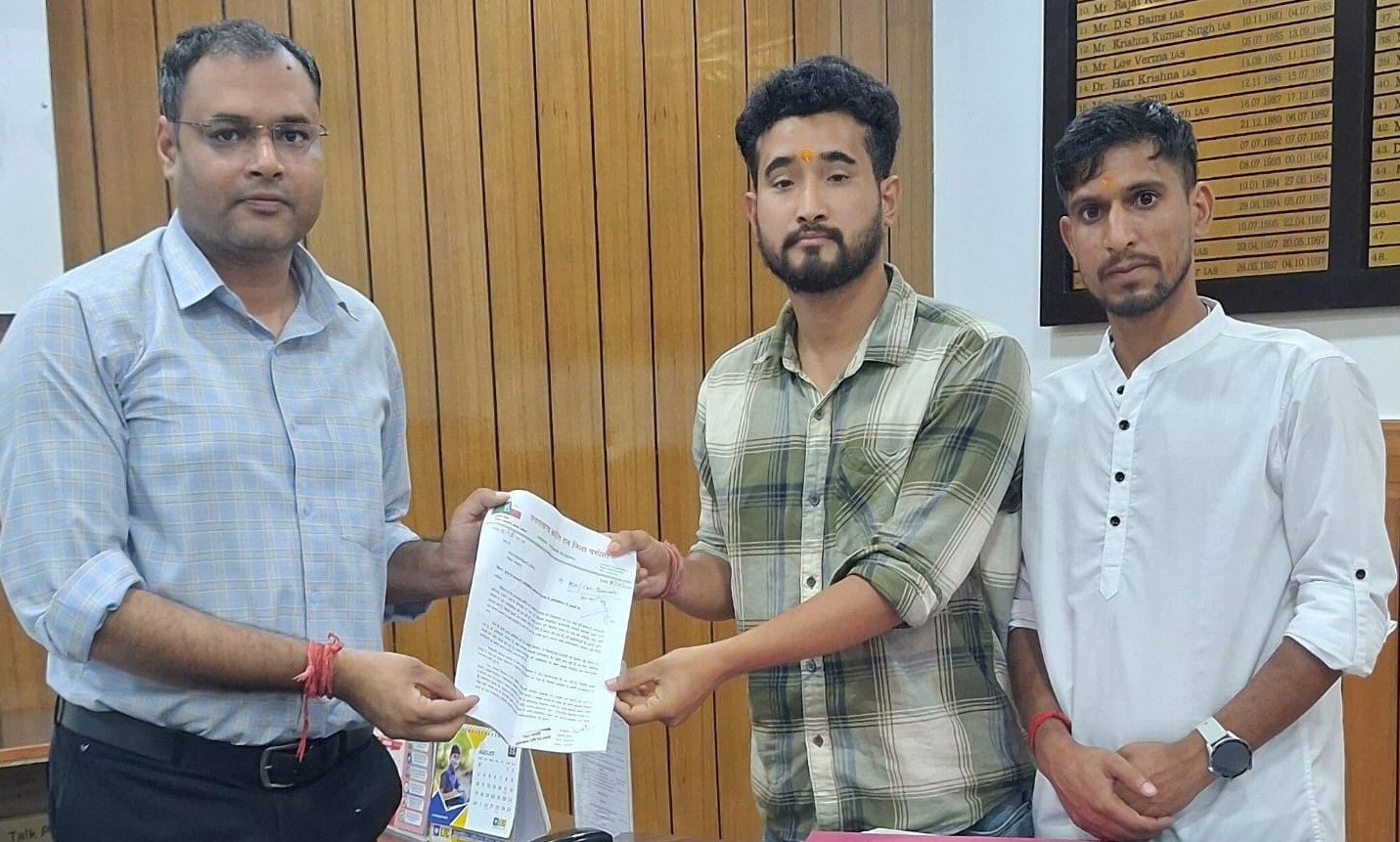 अलकनंदा में मलबा डालने का आरोप, उक्रांद ने डीएम को सौंपा ज्ञापन